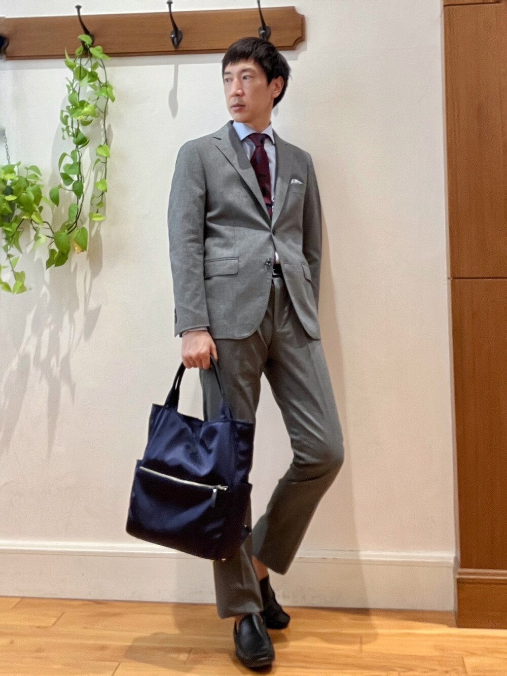 グレー系のその他パンツ、グレー系のテーラードジャケット、ブルー系のビジネスシャツを着用したメンズの秋コーディネートの7枚目の写真