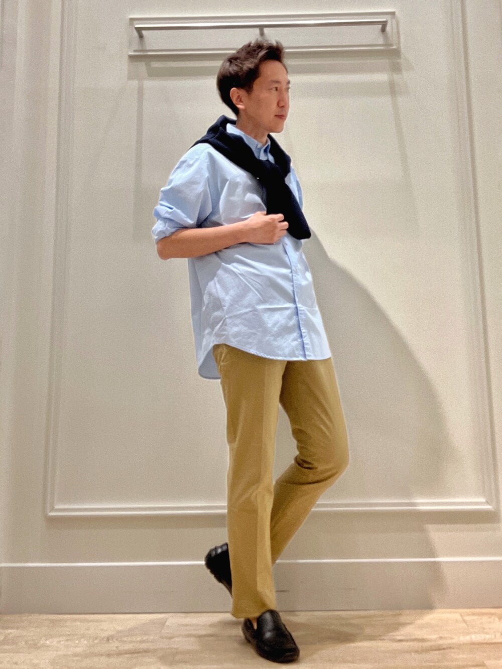 ベージュ系のチノパンツ、ブルー系のシャツ/ブラウス、ブルー系のカーディガン/ボレロを着用したメンズの冬コーディネートの7枚目の写真
