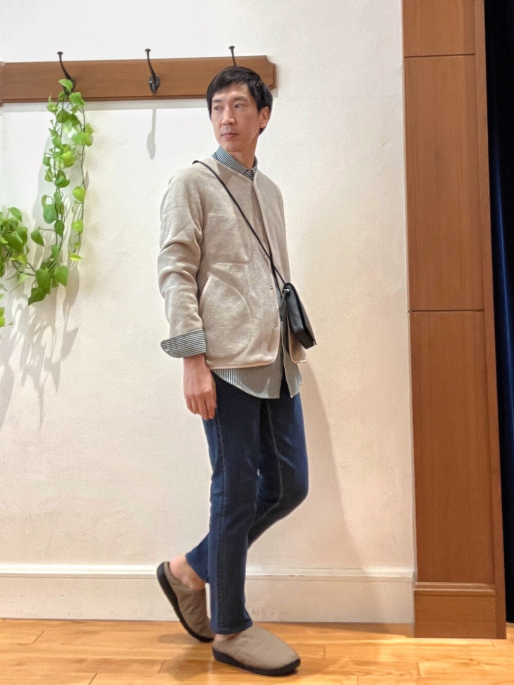 ホワイト系のブルゾン、グリーン系のシャツ/ブラウス、ブラック系のショルダーバッグを着用したメンズの秋コーディネートの6枚目の写真