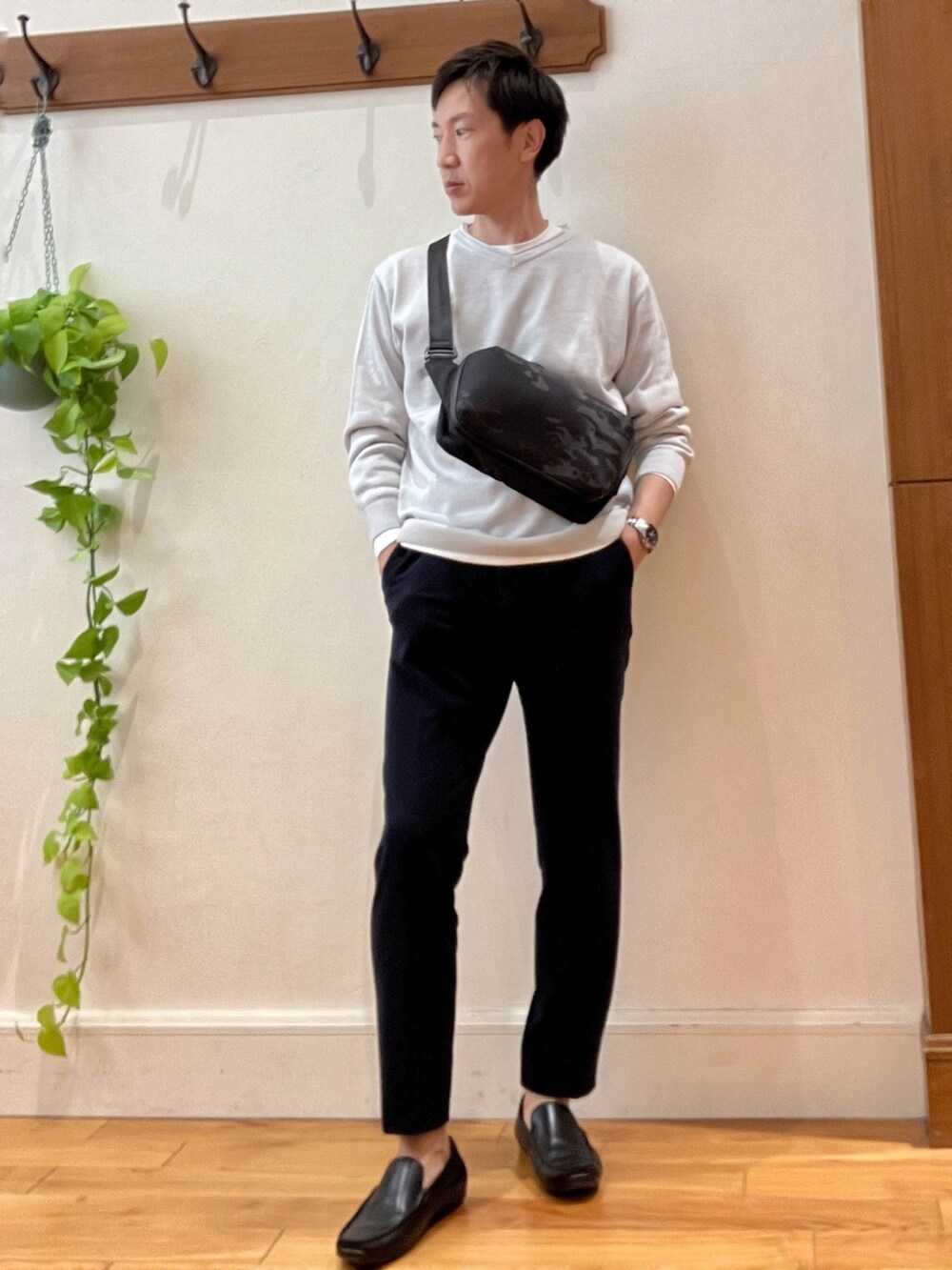 ブルー系のその他パンツ、ブラック系のショルダーバッグ、グレー系のニット/セーターを着用したメンズの秋コーディネートの5枚目の写真