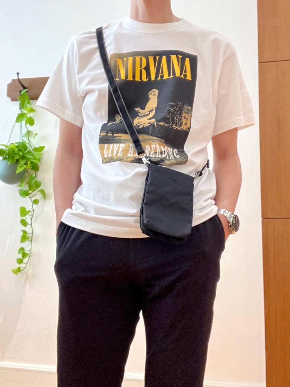 ホワイト系のTシャツ/カットソー、ブラック系のその他パンツ、ブラック系のショルダーバッグを着用したメンズの春コーディネートの6枚目の写真