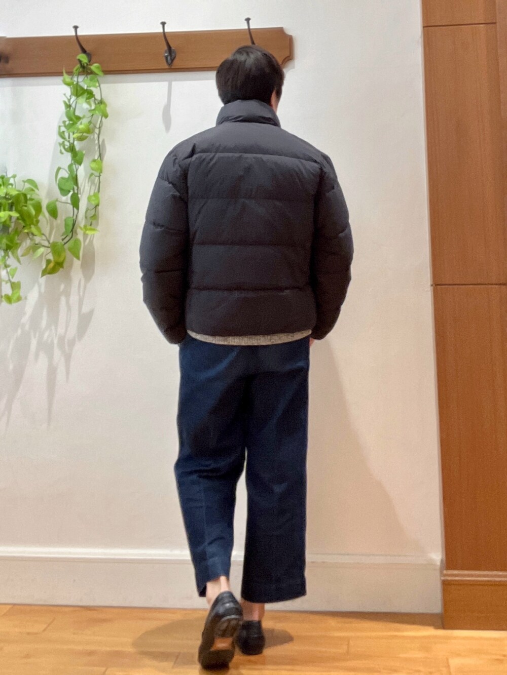 グリーン系のダウンジャケット/コート、ブルー系のニット/セーター、ブルー系のマフラーを着用したメンズの秋コーディネートの5枚目の写真