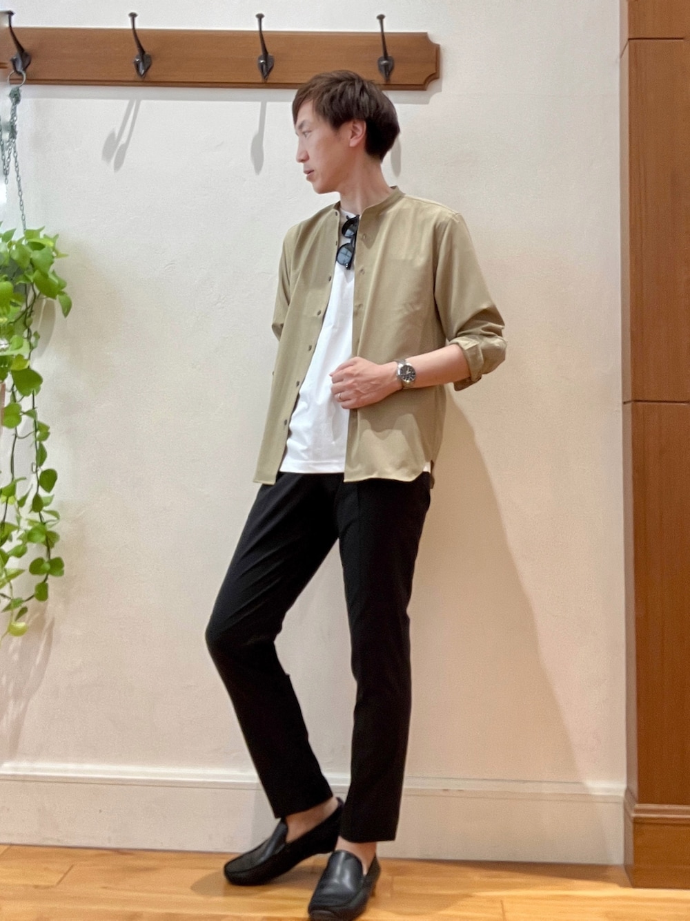ホワイト系のTシャツ/カットソー、ブラック系のその他パンツ、ベージュ系のシャツ/ブラウスを着用したメンズの夏コーディネートの3枚目の写真