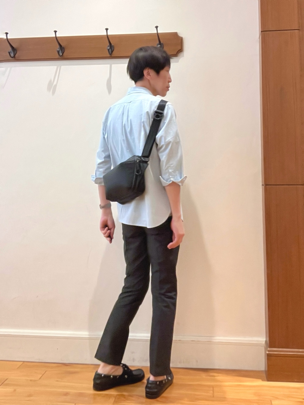 ブルー系のシャツ/ブラウス、ホワイト系のTシャツ/カットソー、グレー系のその他パンツを着用したメンズの春コーディネートの5枚目の写真