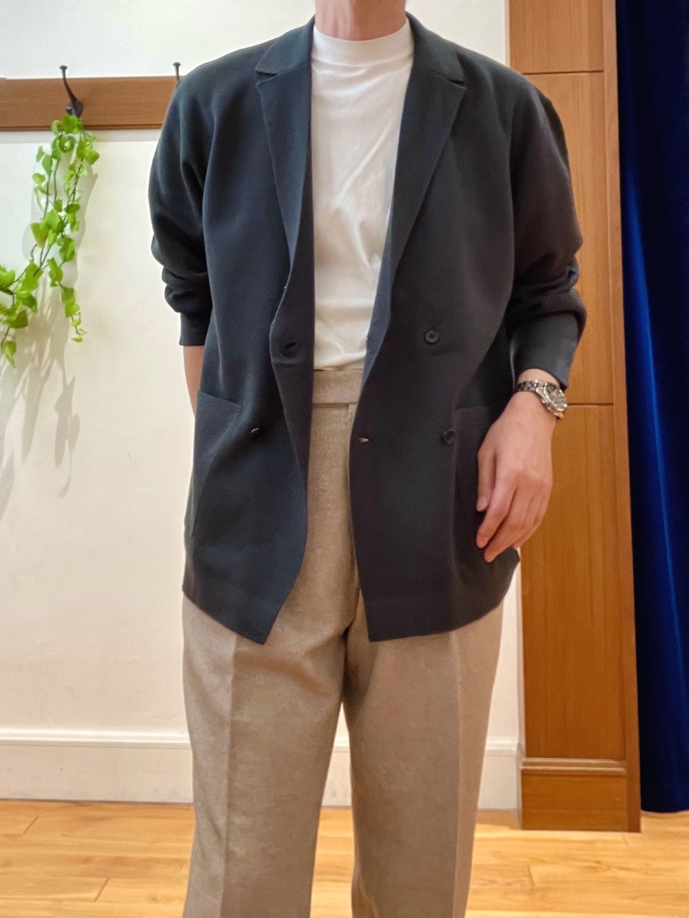 グリーン系のテーラードジャケット、ホワイト系のTシャツ/カットソー、ベージュ系のスラックスを着用したメンズの冬コーディネートの9枚目の写真