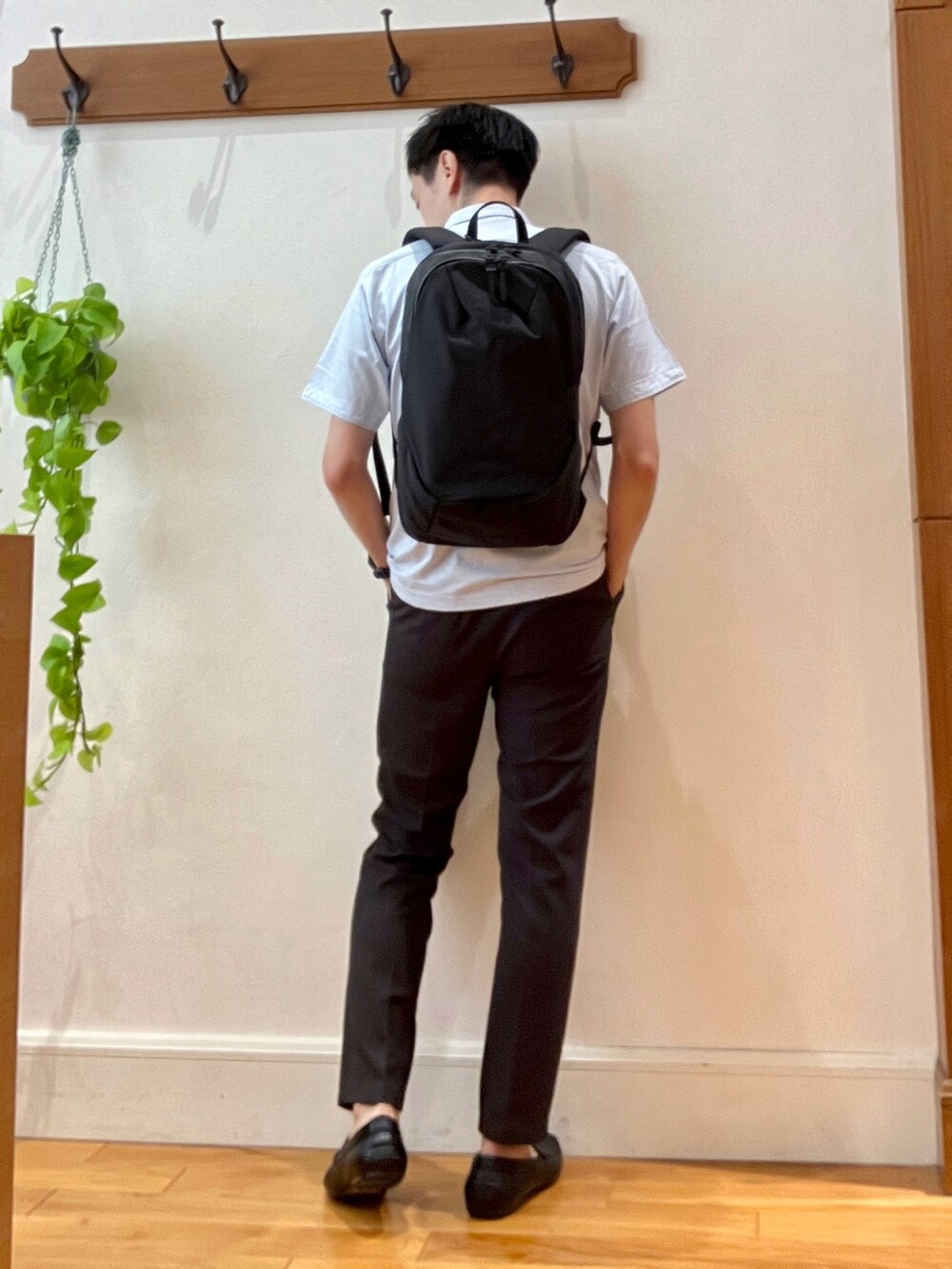 ブルー系のポロシャツ、ブラウン系のその他パンツ、ブラック系のバックパック/リュックを着用したメンズの夏コーディネートの5枚目の写真