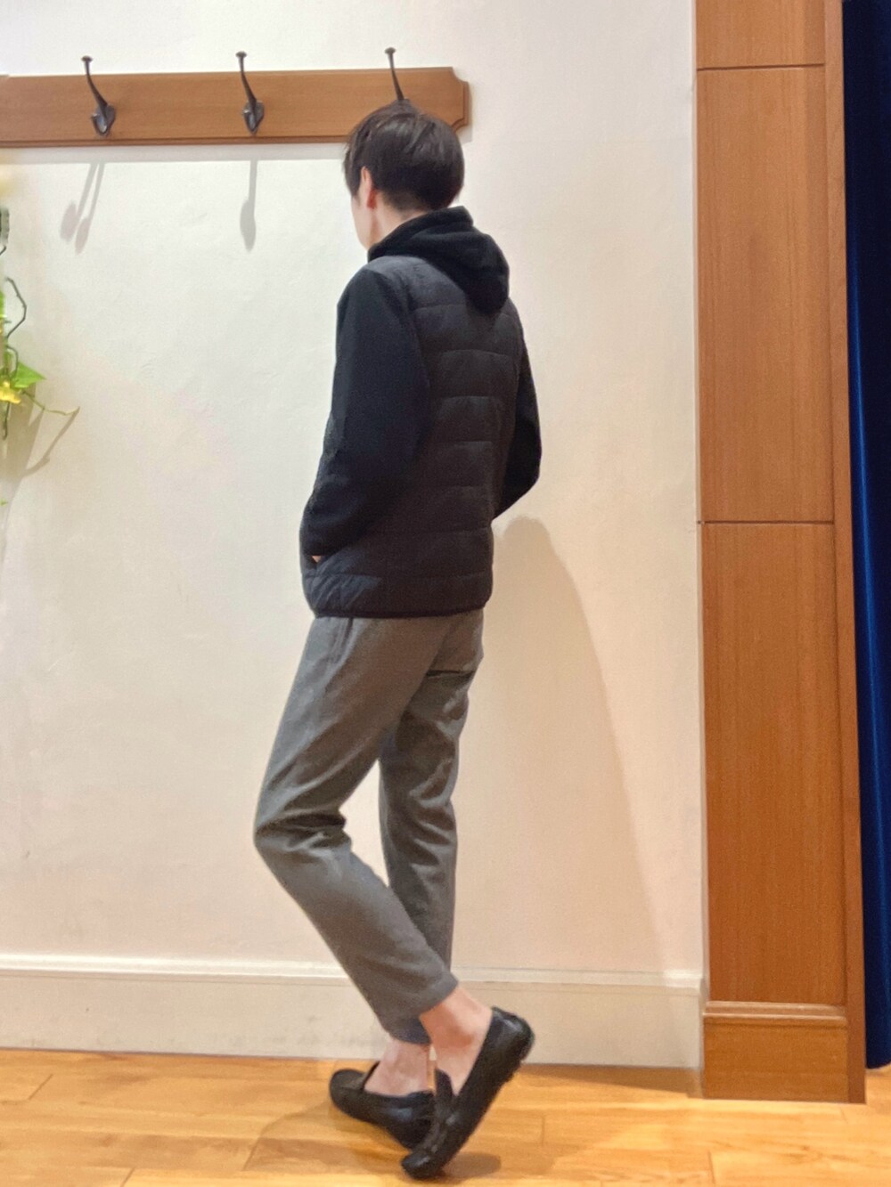 ブラック系のブルゾン、ブルー系のTシャツ/カットソー、グレー系のその他パンツを着用したメンズの秋コーディネートの3枚目の写真