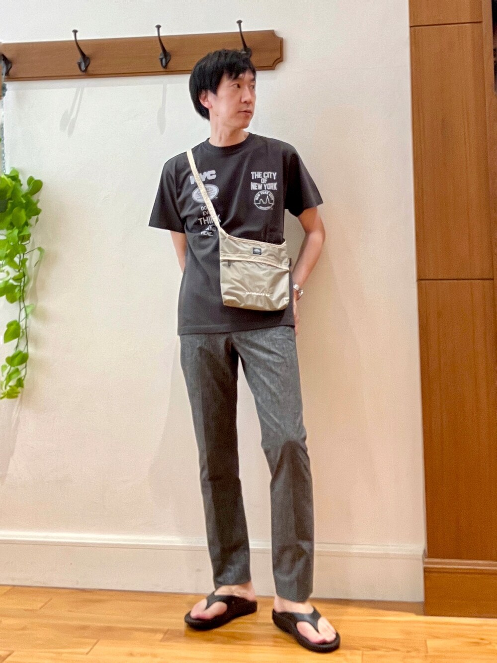 ブラック系のTシャツ/カットソー、グレー系のその他パンツ、ブラック系のサンダルを着用したメンズの春コーディネートの7枚目の写真