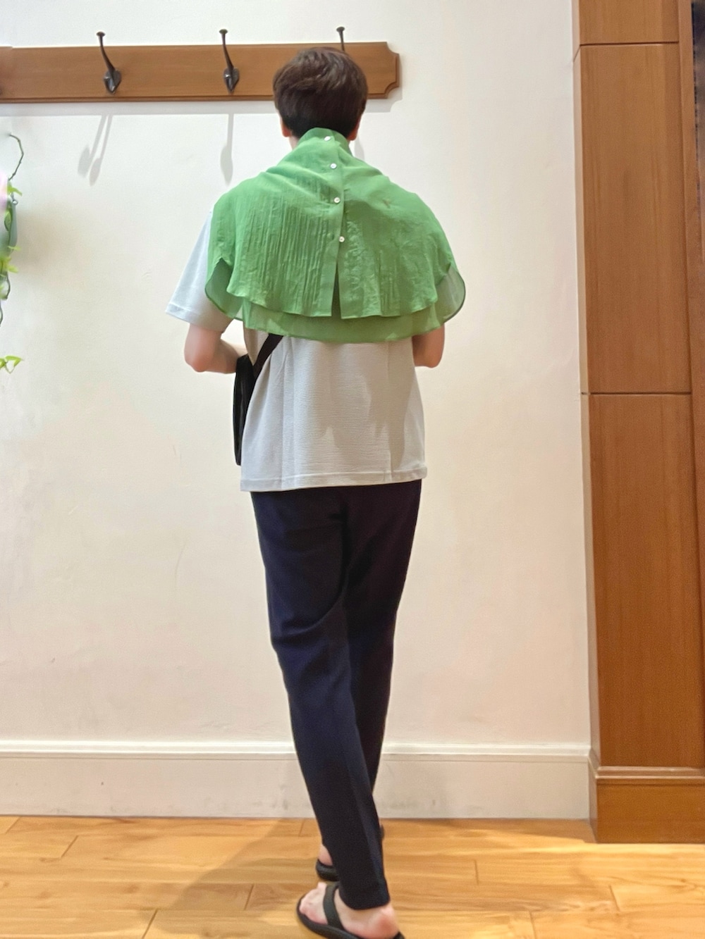 ホワイト系のTシャツ/カットソー、ブラック系のショルダーバッグ、ブルー系のその他パンツを着用したメンズの夏コーディネートの4枚目の写真