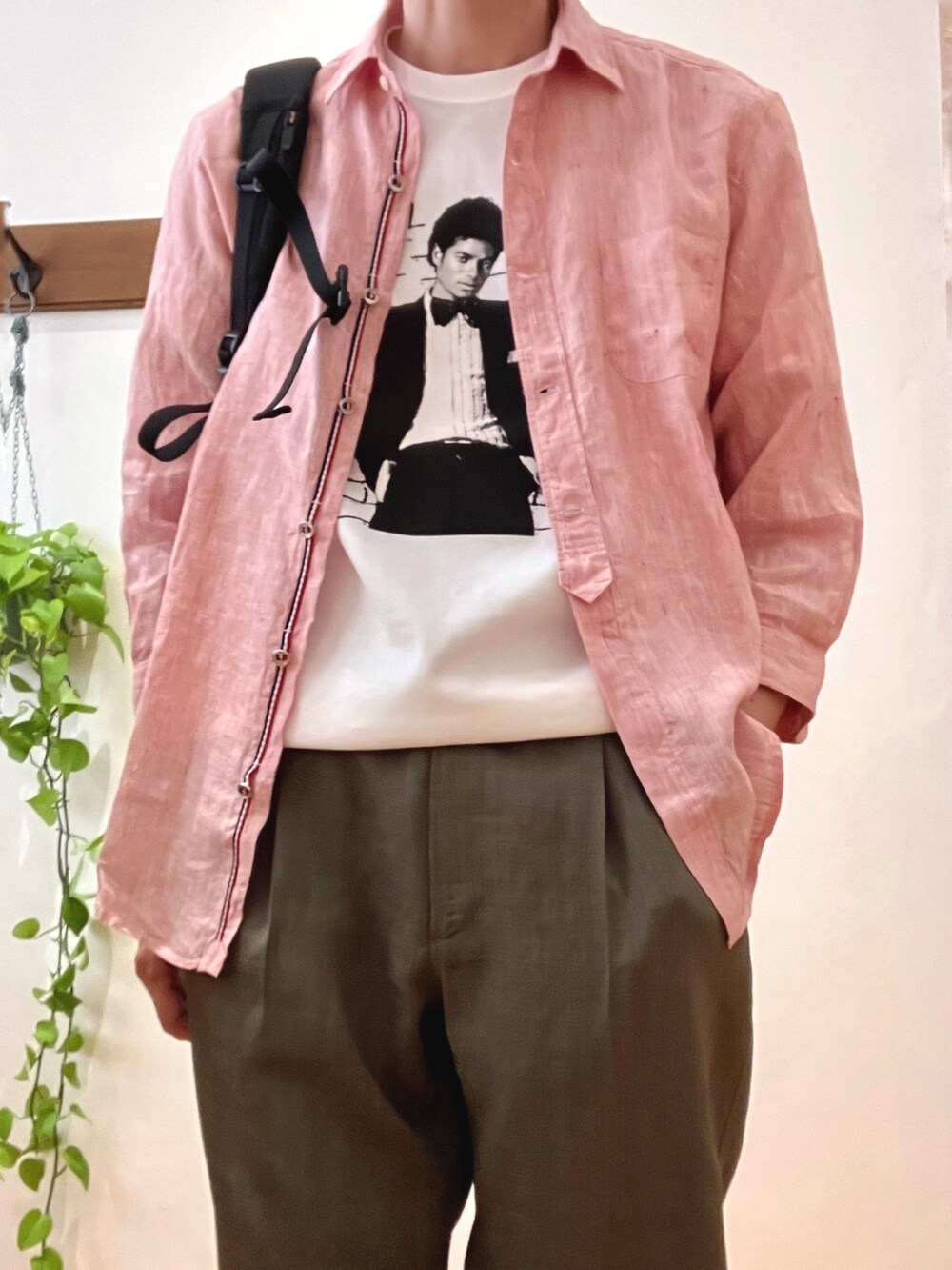 レッド系のシャツ/ブラウス、ホワイト系のTシャツ/カットソー、グリーン系のその他パンツを着用したメンズの春コーディネートの6枚目の写真