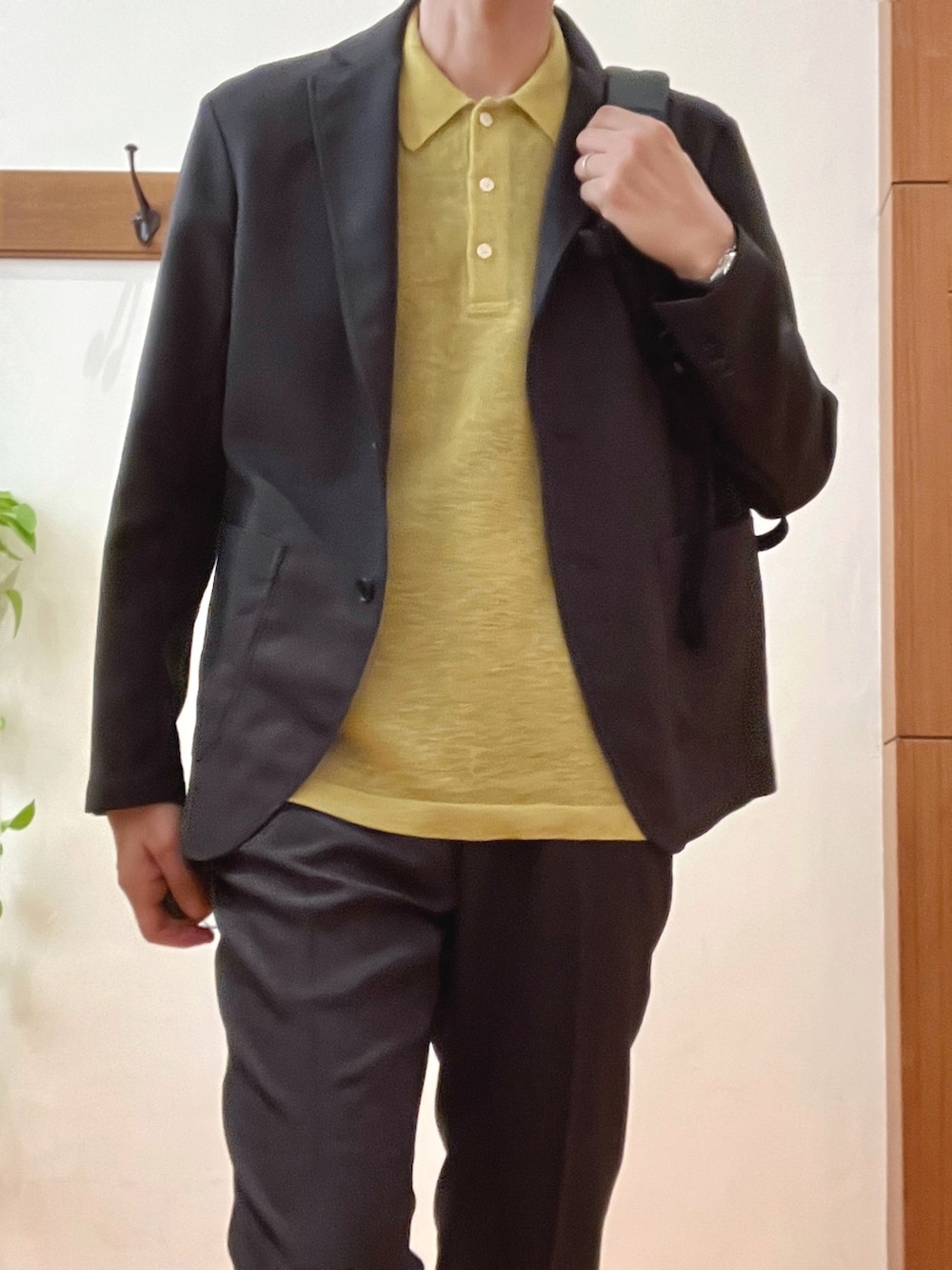 グレー系のテーラードジャケット、グレー系のその他パンツ、ブラック系のバックパック/リュックを着用したメンズの春コーディネートの9枚目の写真