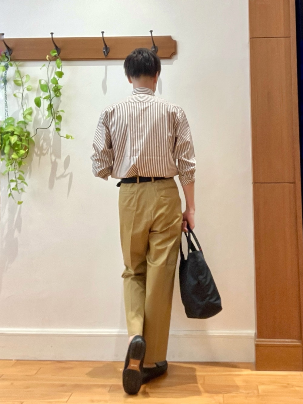 ブラック系のトートバッグ、ベージュ系のシャツ/ブラウス、ブラック系のベルトを着用したメンズの夏コーディネートの4枚目の写真