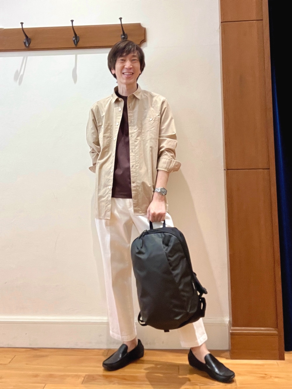 ベージュ系のシャツ/ブラウス、ブラウン系のTシャツ/カットソー、ホワイト系のデニムパンツを着用したメンズの春コーディネートの2枚目の写真