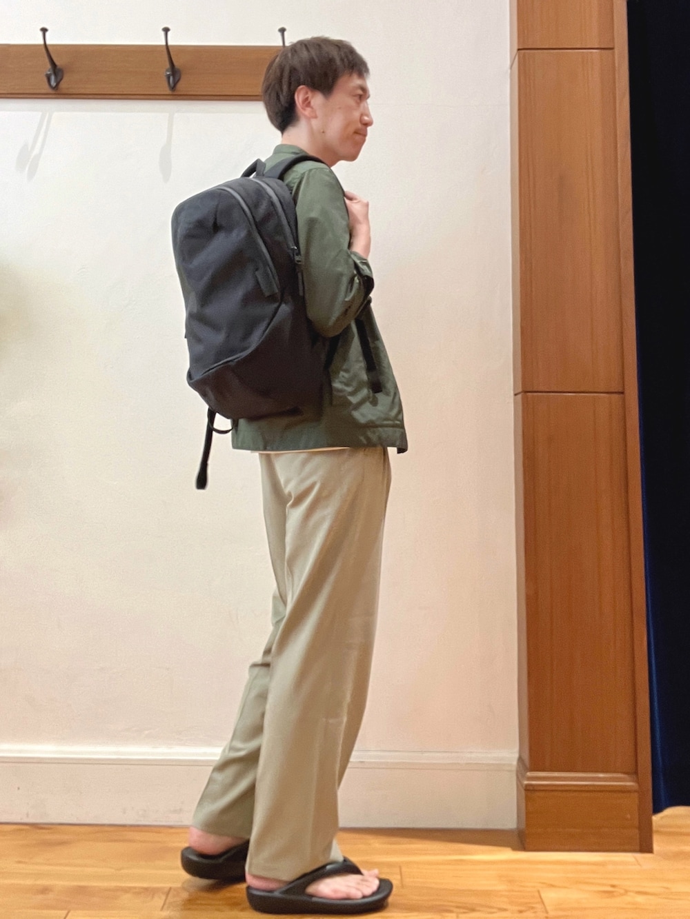 グリーン系のシャツ/ブラウス、ホワイト系のTシャツ/カットソー、ブラック系のその他パンツを着用したメンズの春コーディネートの7枚目の写真