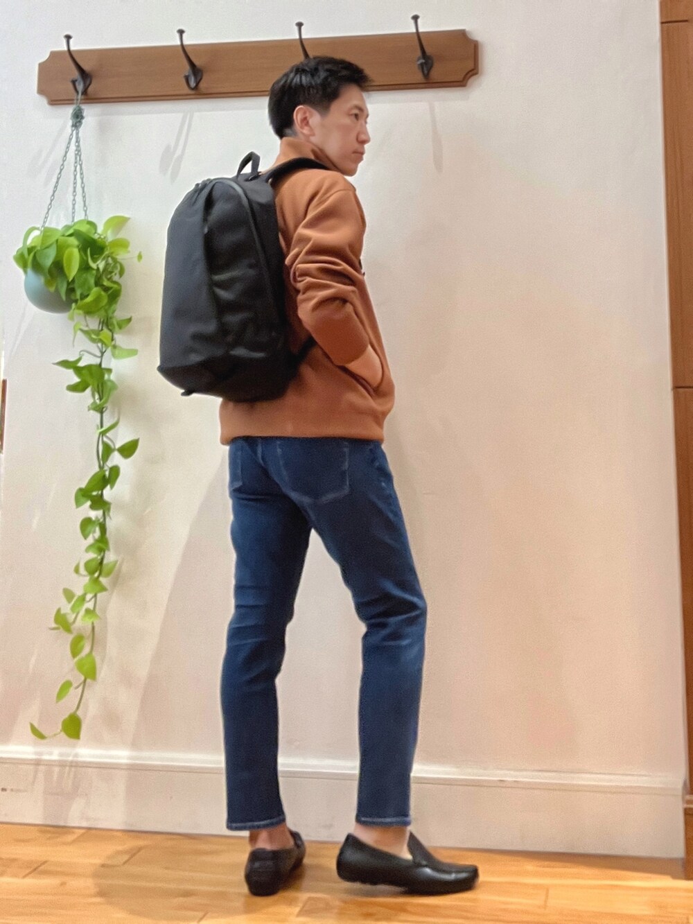 レッド系のカーディガン/ボレロ、ホワイト系のTシャツ/カットソー、ブラック系のバックパック/リュックを着用したメンズの秋コーディネートの6枚目の写真