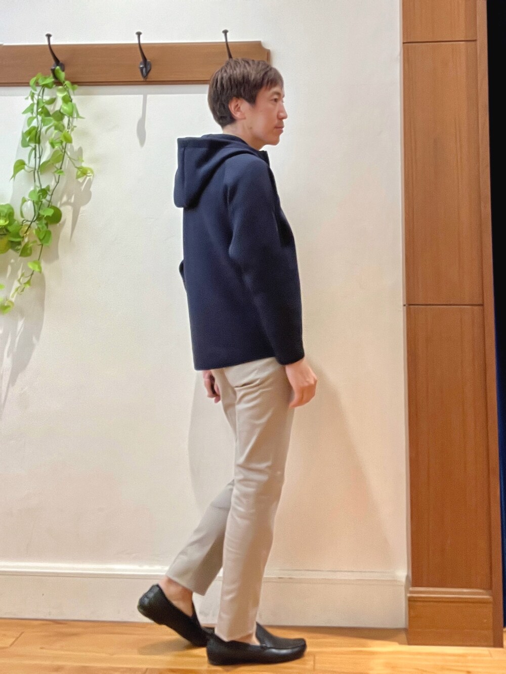 ベージュ系のシャツ/ブラウス、ブルー系のパーカー、グレー系のチノパンツを着用したメンズの秋コーディネートの6枚目の写真