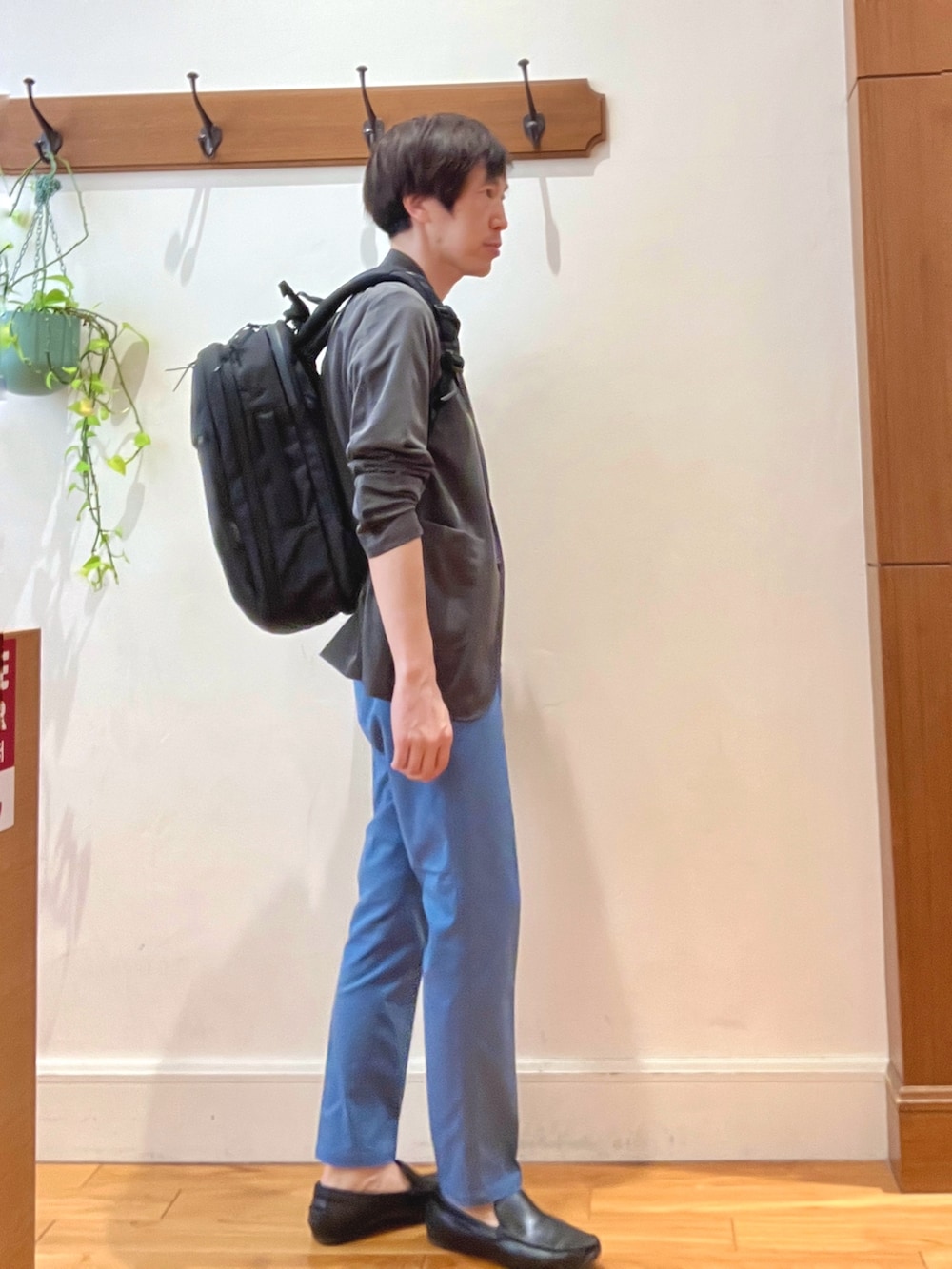 グレー系のテーラードジャケット、ブルー系のTシャツ/カットソー、ブルー系のチノパンツを着用したメンズの春コーディネートの7枚目の写真