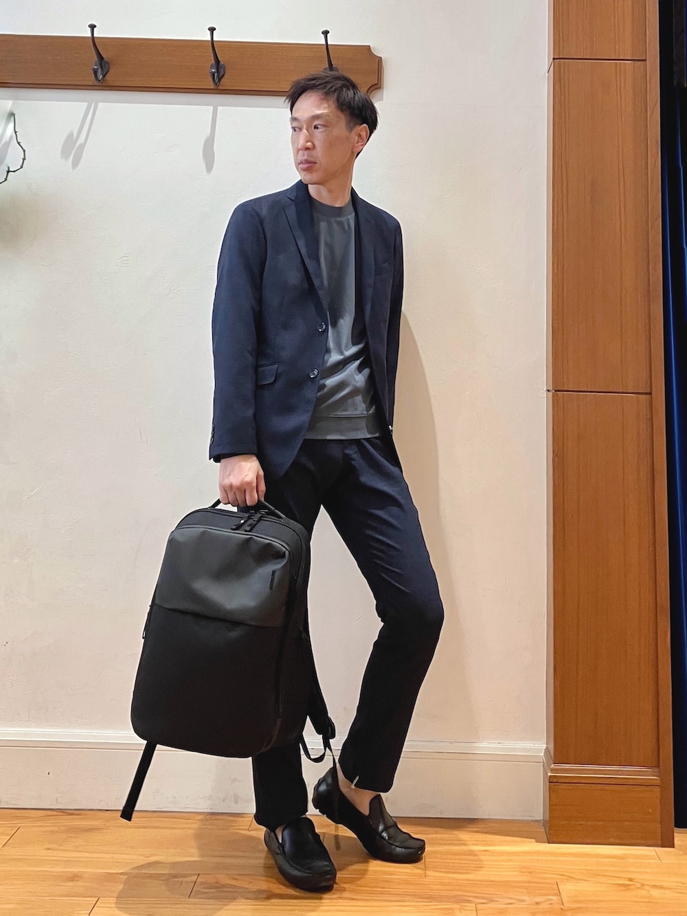ブルー系のテーラードジャケット、グレー系のTシャツ/カットソー、ブルー系のその他パンツを着用したメンズの秋コーディネートの8枚目の写真