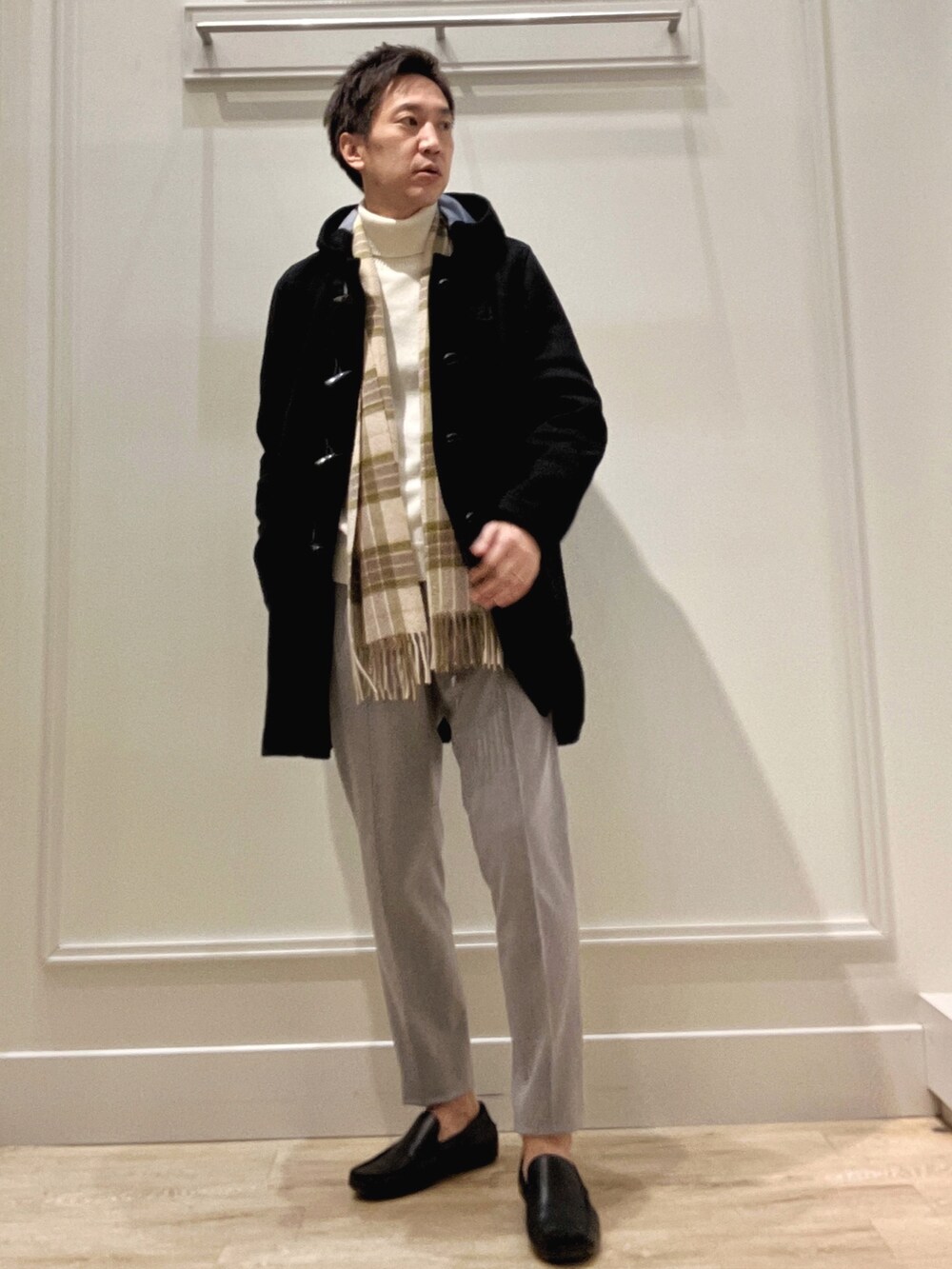 グレー系のその他パンツ、ブルー系のニット/セーター、ブラック系のダッフルコートを着用したメンズの冬コーディネートの3枚目の写真