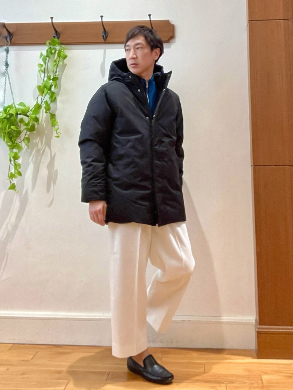 ホワイト系のTシャツ/カットソー、ブラック系のダウンジャケット/コート、ブルー系のカーディガン/ボレロを着用したメンズの冬コーディネートの6枚目の写真