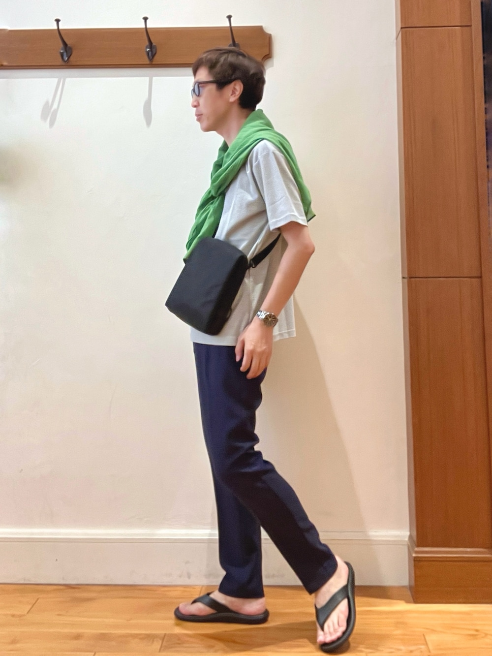 ホワイト系のTシャツ/カットソー、ブラック系のショルダーバッグ、ブルー系のその他パンツを着用したメンズの夏コーディネートの3枚目の写真