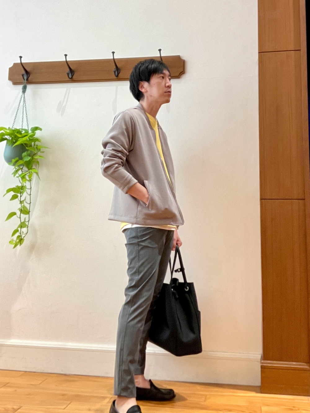 グレー系のその他パンツ、ベージュ系のブルゾン、イエロー系のニット/セーターを着用したメンズの冬コーディネートの6枚目の写真