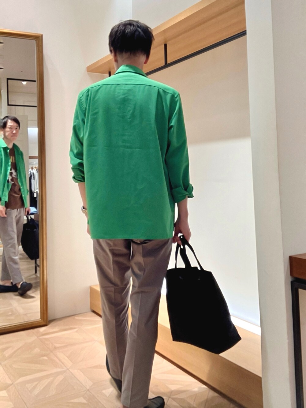 グリーン系のシャツ/ブラウス、ブラウン系のTシャツ/カットソー、ブラック系のトートバッグを着用したメンズの夏コーディネートの5枚目の写真