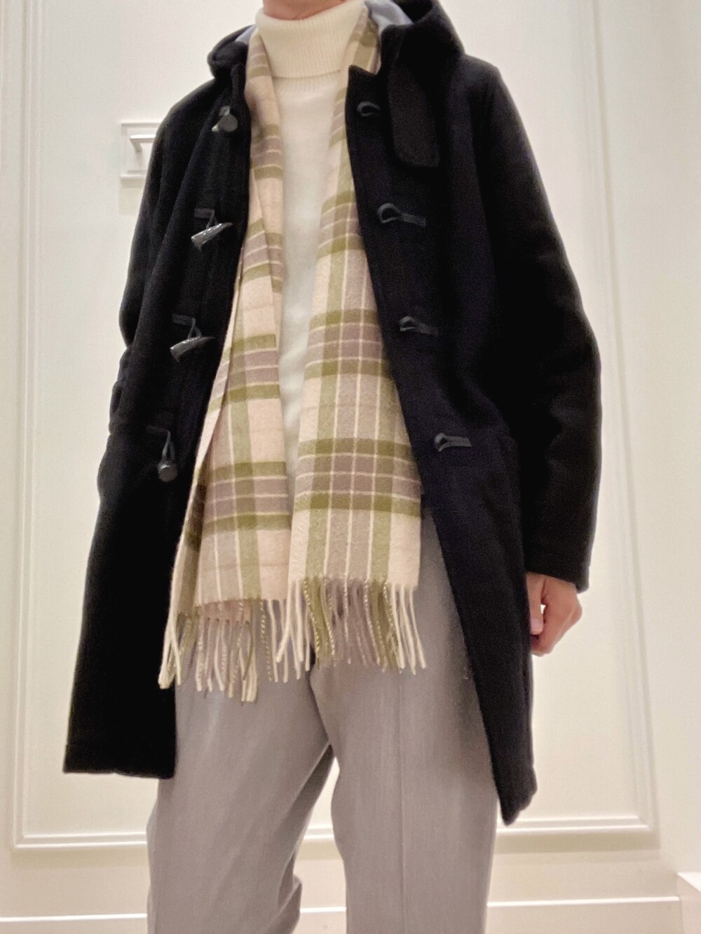 グレー系のその他パンツ、ブルー系のニット/セーター、ブラック系のダッフルコートを着用したメンズの冬コーディネートの8枚目の写真