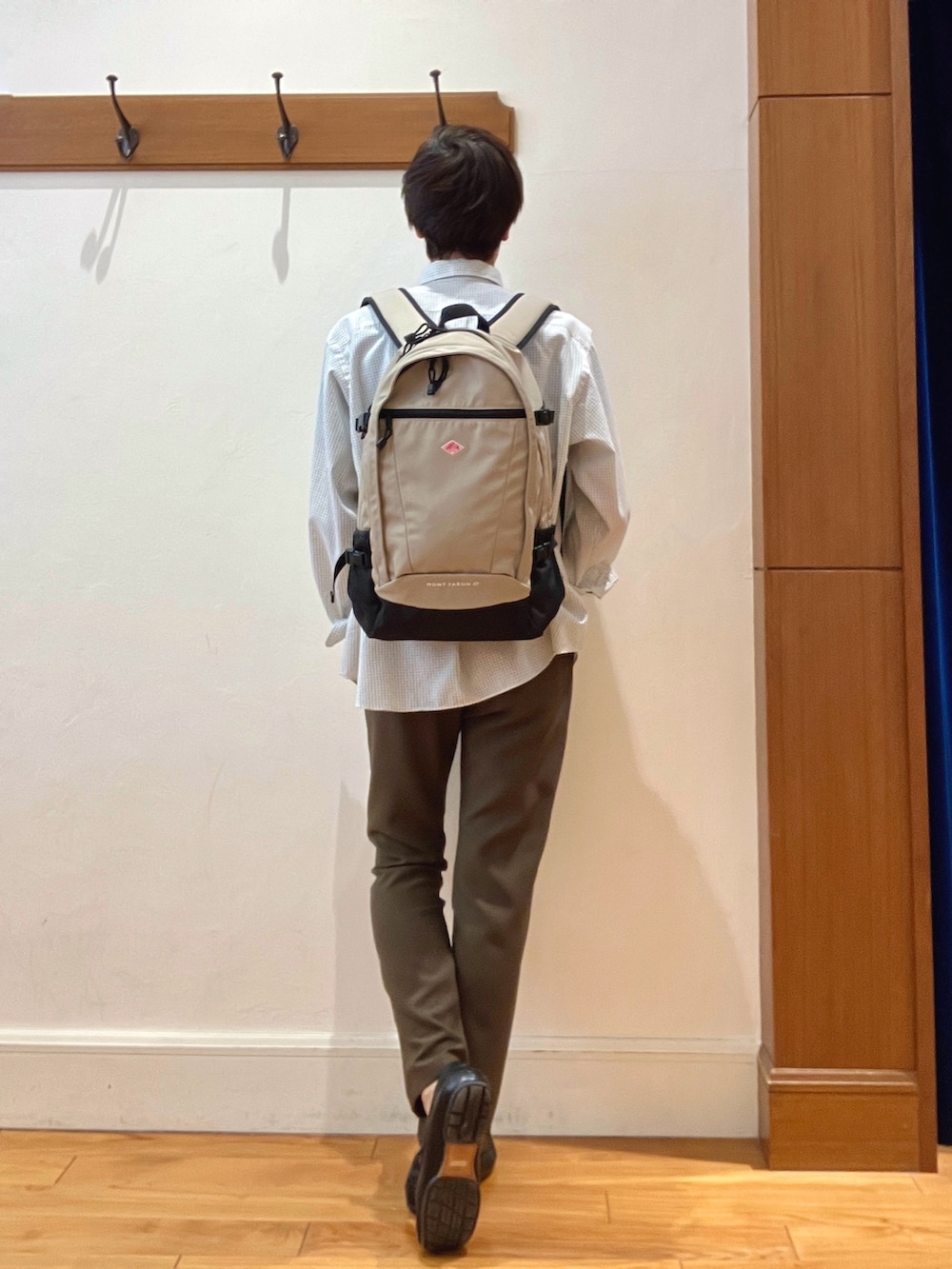 ホワイト系のシャツ/ブラウス、ベージュ系のバックパック/リュック、ブラウン系のその他パンツを着用したメンズの春コーディネートの5枚目の写真