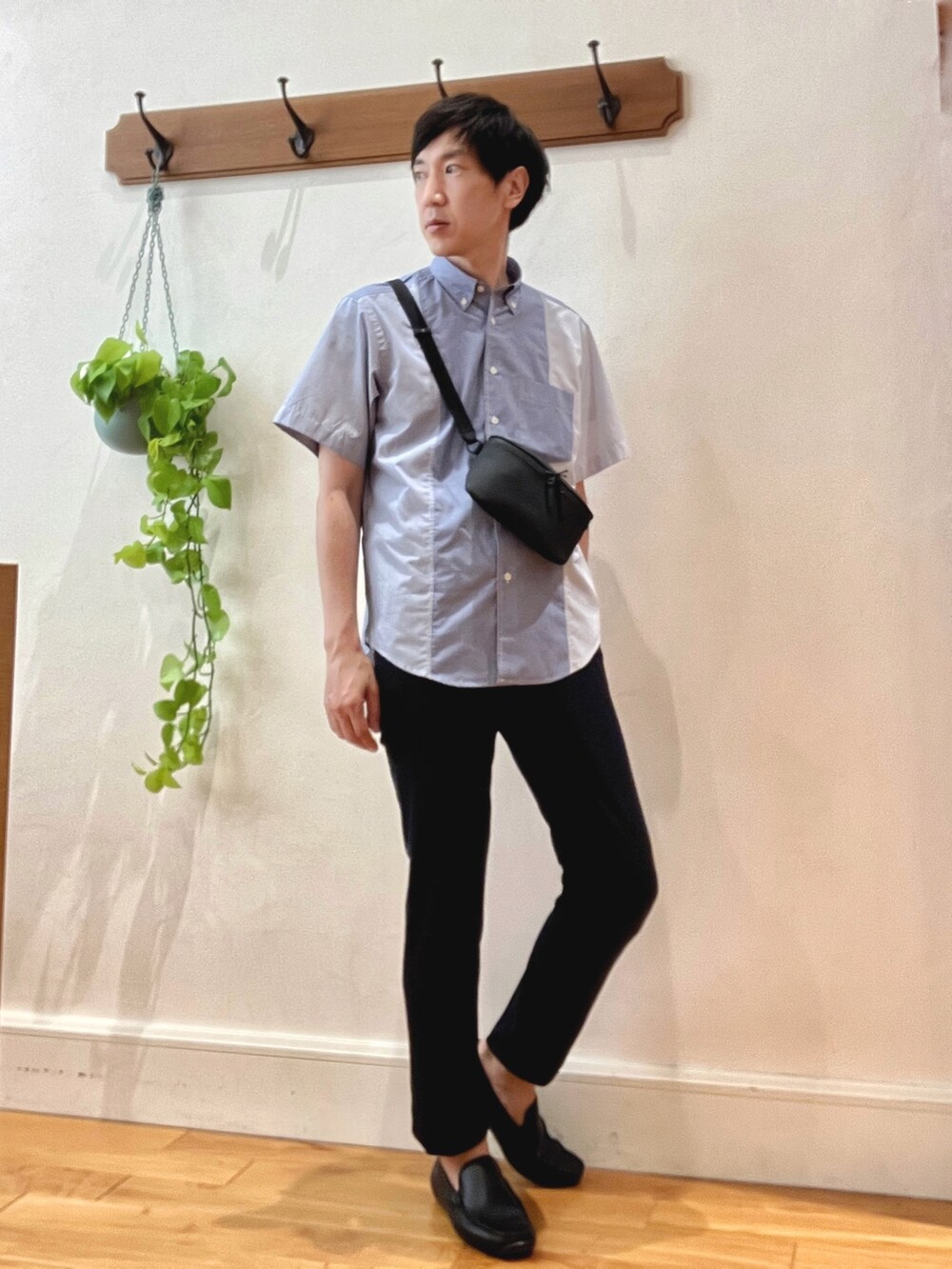 ブルー系のその他パンツ、ブルー系のシャツ/ブラウス、ブラック系のショルダーバッグを着用したメンズの夏コーディネートの2枚目の写真
