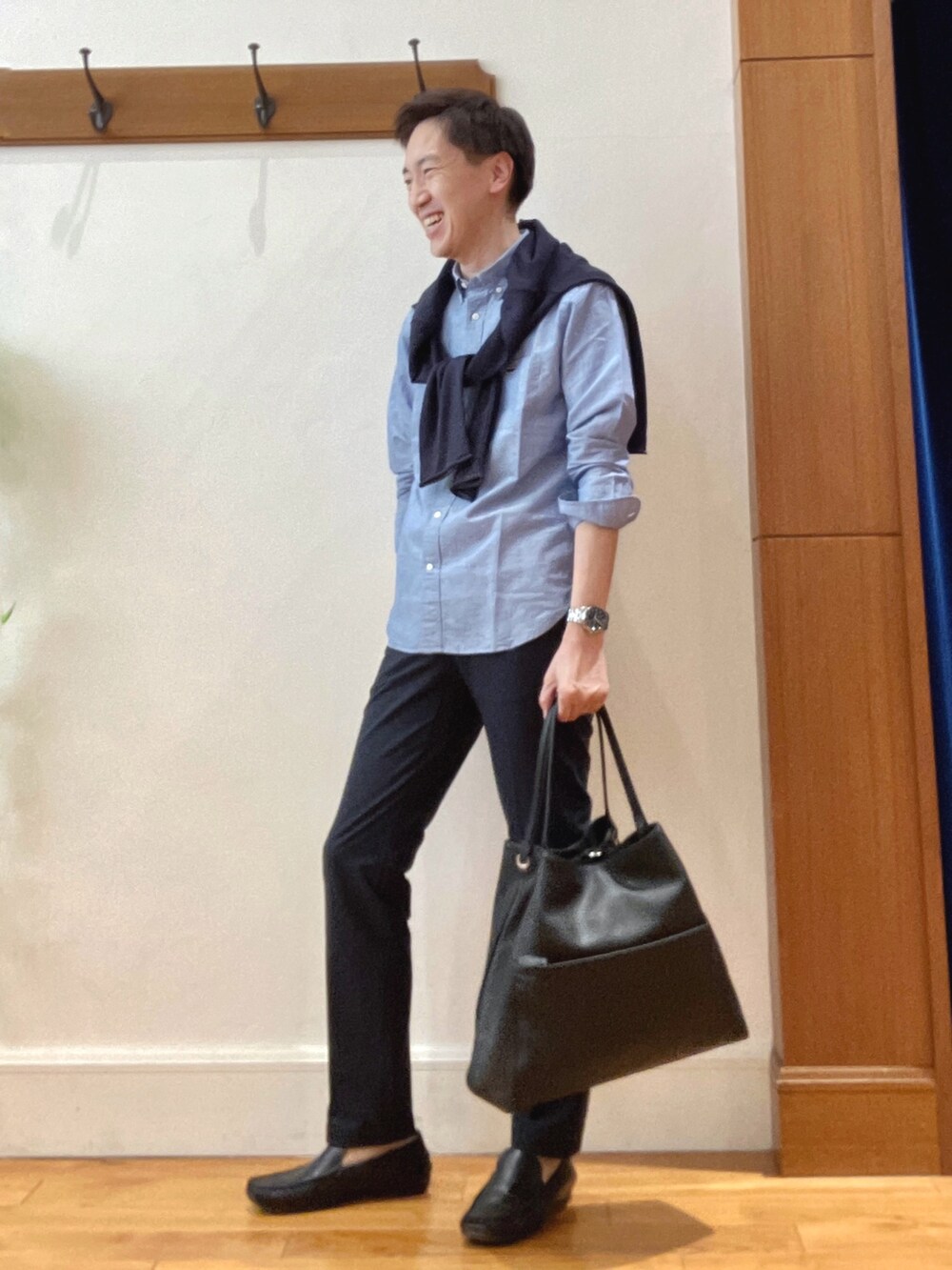 ブルー系のカーディガン/ボレロ、ブラック系のトートバッグ、ブルー系のシャツ/ブラウスを着用したメンズの春コーディネートの3枚目の写真