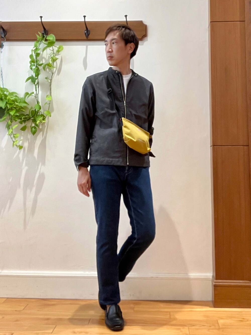 ホワイト系のTシャツ/カットソー、グレー系のブルゾン、イエロー系のショルダーバッグを着用したメンズの夏コーディネートの6枚目の写真