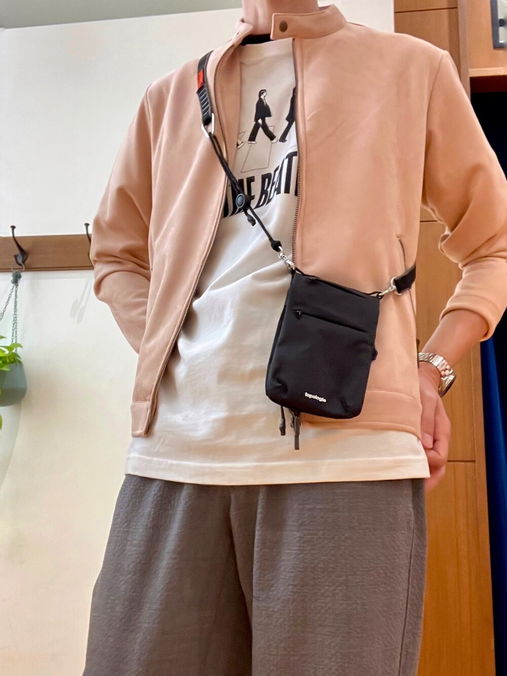 「春服デビュー宣言、淡色コーデ、オトナカジュアル、春夏コーデ、ローファー、Tシャツ、プリントT、ノーリーズ、NOLLEY'S、Topologie、スマホショルダー、ライダース、スウェード、スエード、ビートルズ」|「NOLLEY'S goodmanのダンボール ライダースジャケット 23SS(ライダースジャケット、ピンク系)」を使った、Tatsuo.YMさん(メンズ・182cm)の春コーディネートの7枚目の写真
