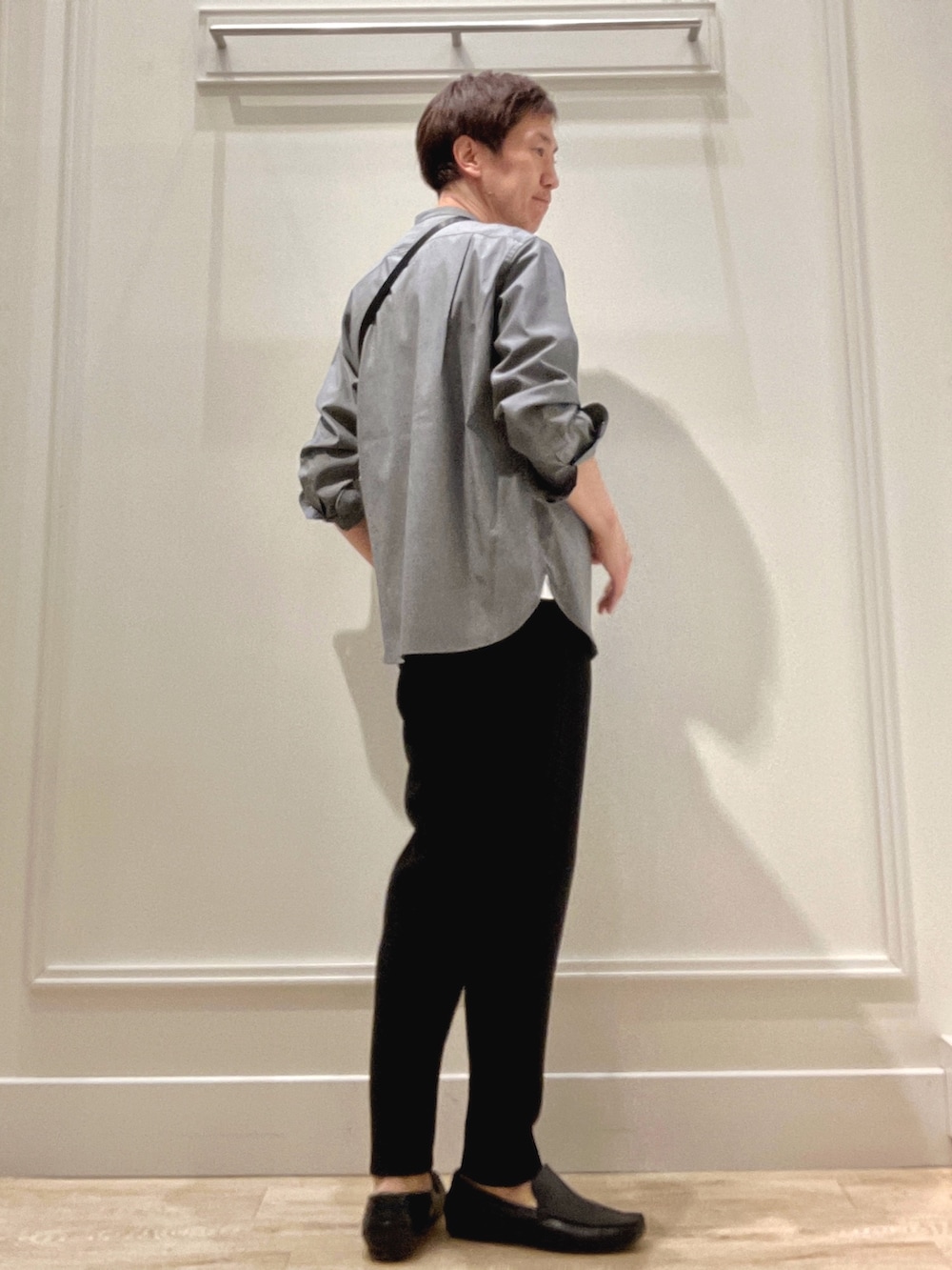 ブラック系のシャツ/ブラウス、ブラック系のショルダーバッグ、ブラック系のその他パンツを着用したメンズの冬コーディネートの6枚目の写真