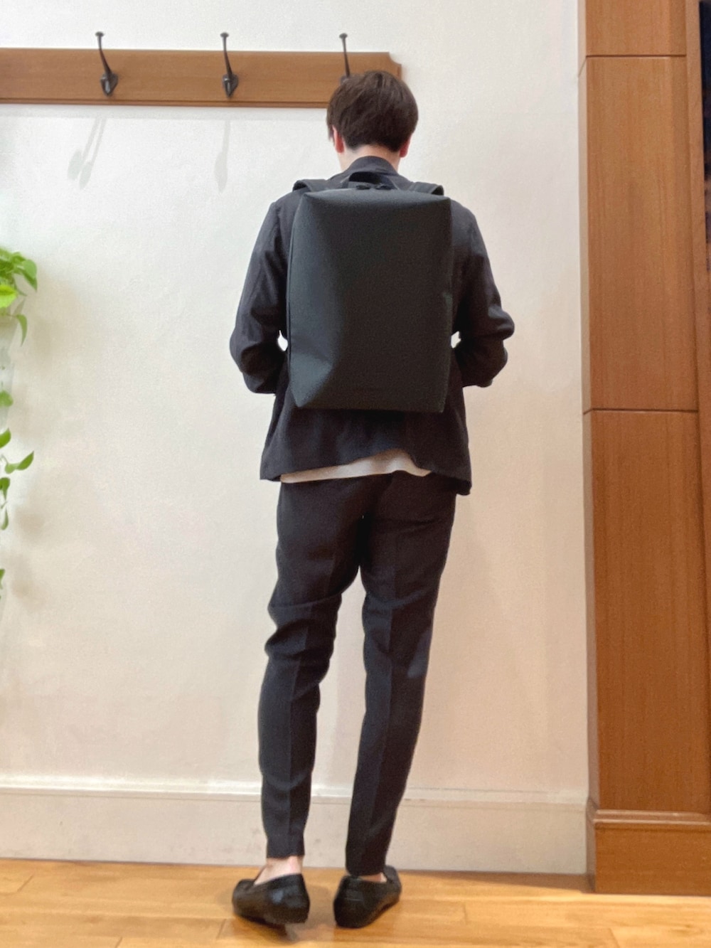 グレー系のその他パンツ、グレー系のテーラードジャケット、グレー系のニット/セーターを着用したメンズの春コーディネートの5枚目の写真