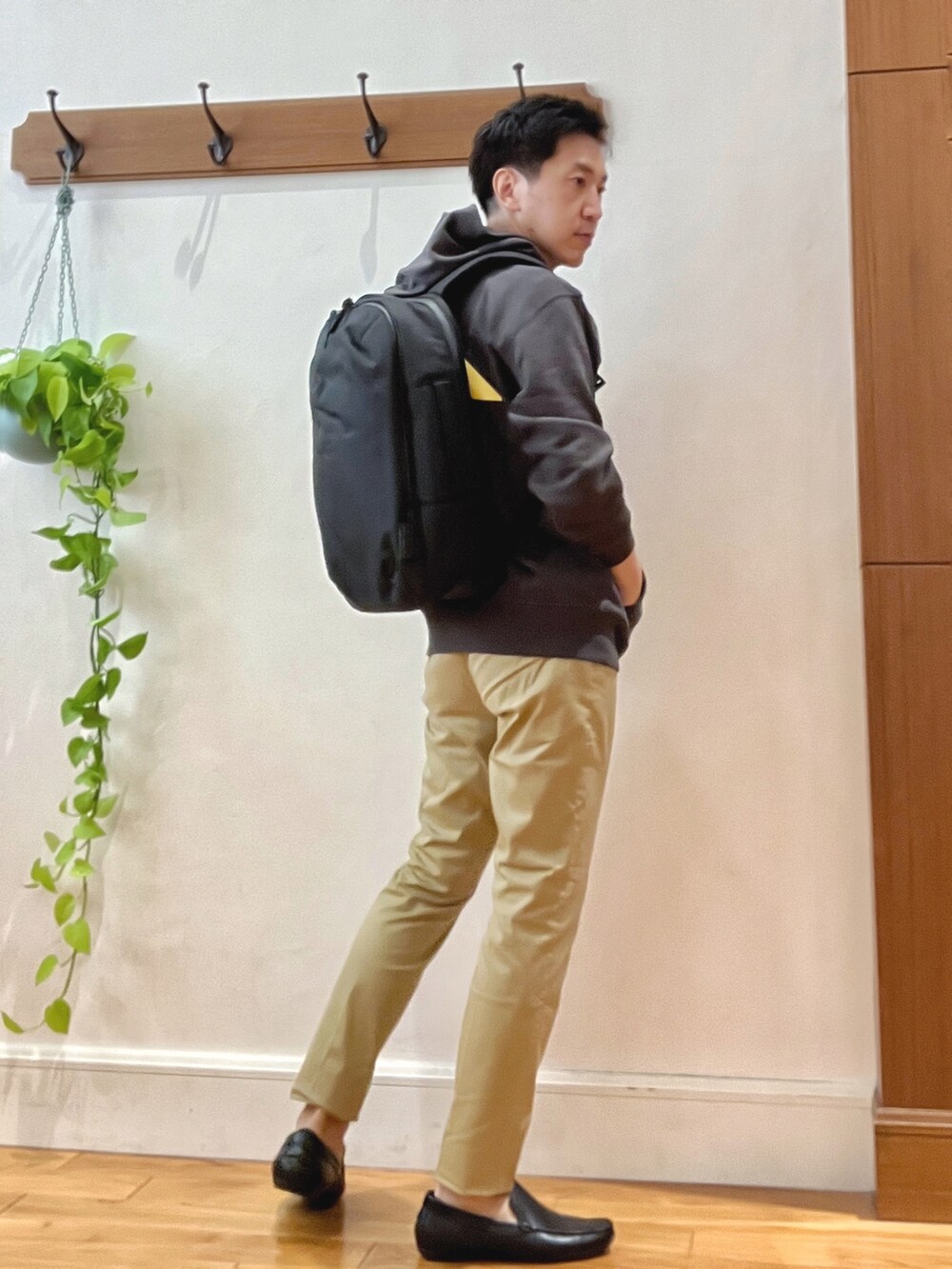 ベージュ系のその他パンツ、ブラック系のパーカー、ブラック系のバックパック/リュックを着用したメンズの秋コーディネートの7枚目の写真