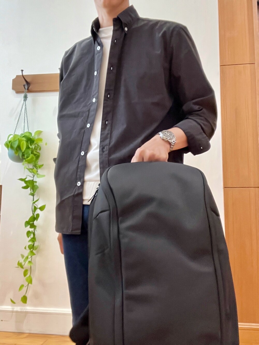 ブラック系のバックパック/リュック、ブラック系のシャツ/ブラウス、ホワイト系のTシャツ/カットソーを着用したメンズの秋コーディネートの8枚目の写真