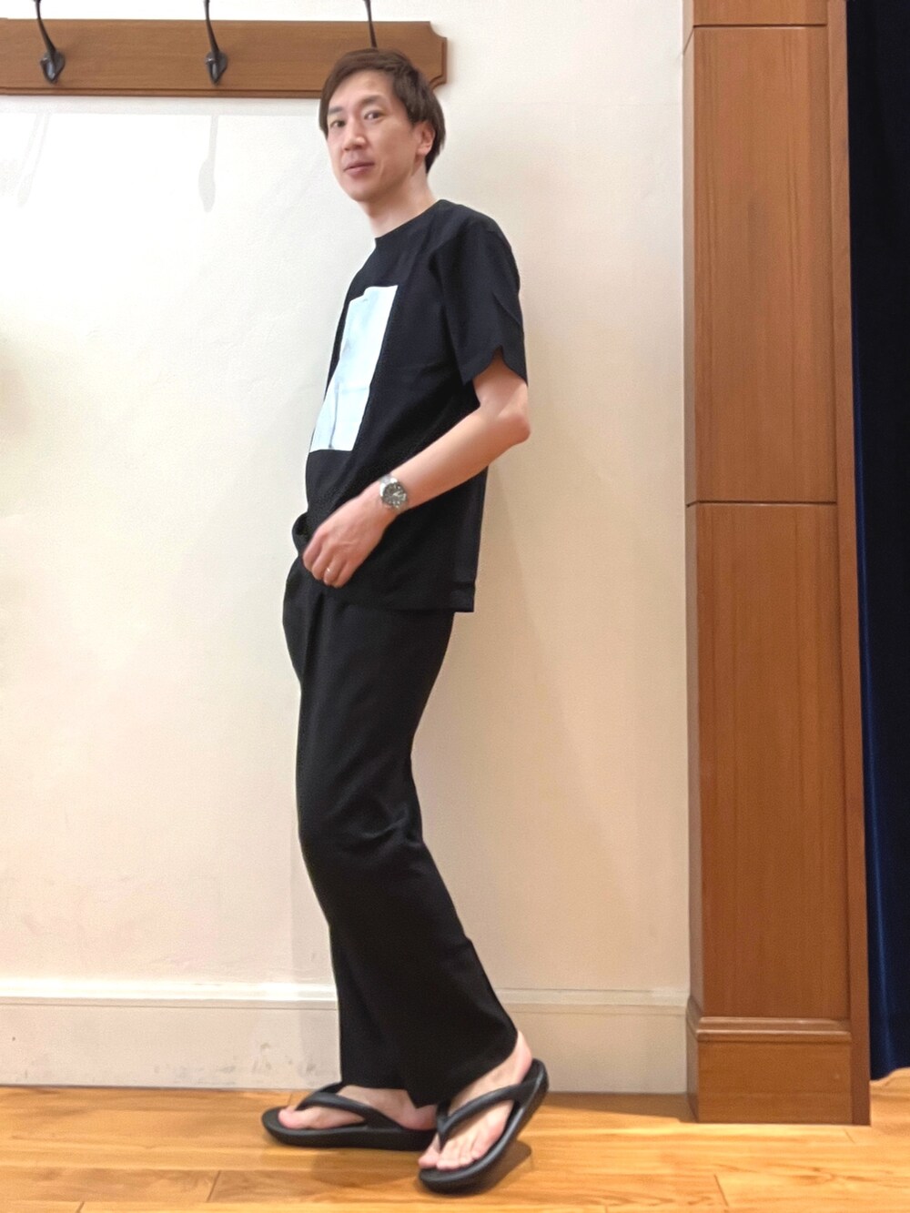 ブラック系のサンダル、ブラック系のその他パンツ、ブラック系のTシャツ/カットソーを着用したメンズの春コーディネートの2枚目の写真