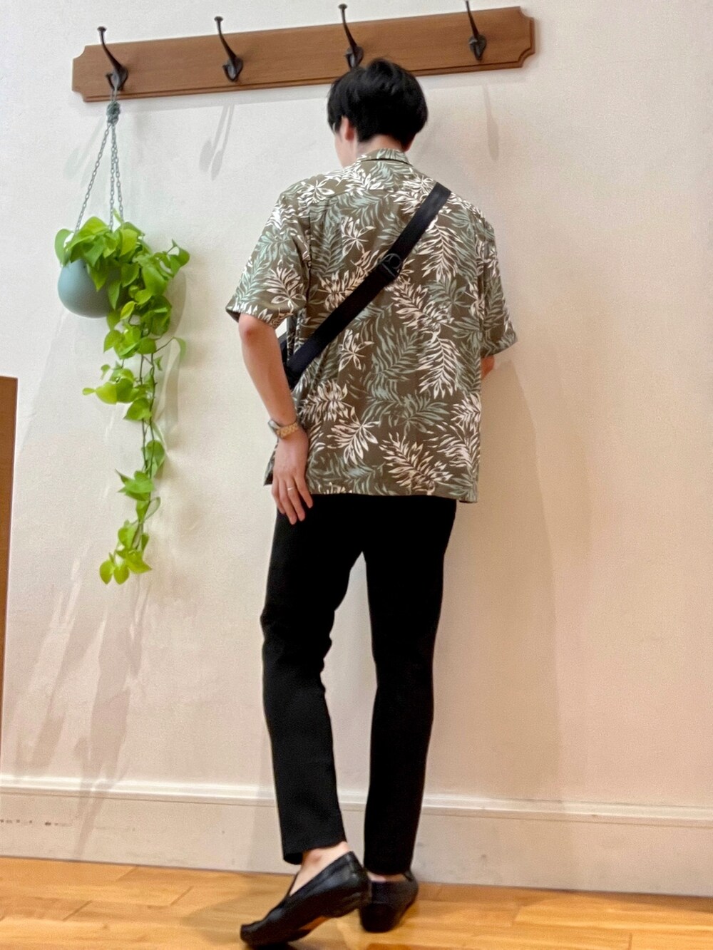 グリーン系のシャツ/ブラウス、ホワイト系のTシャツ/カットソー、ブラック系のショルダーバッグを着用したメンズの夏コーディネートの3枚目の写真