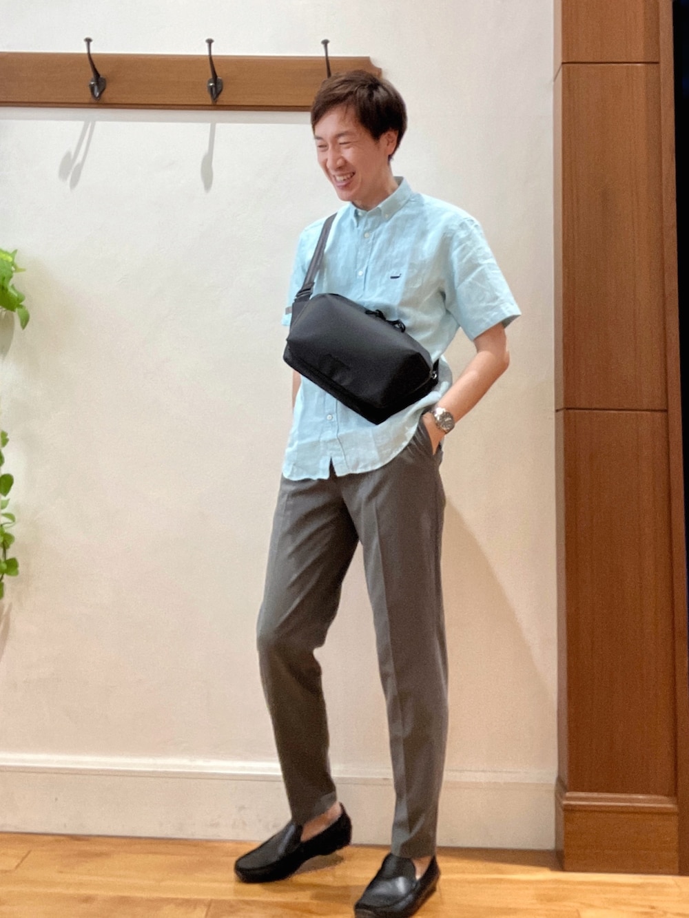 グリーン系のシャツ/ブラウス、ブラック系のショルダーバッグ、グレー系のその他パンツを着用したメンズの夏コーディネートの2枚目の写真