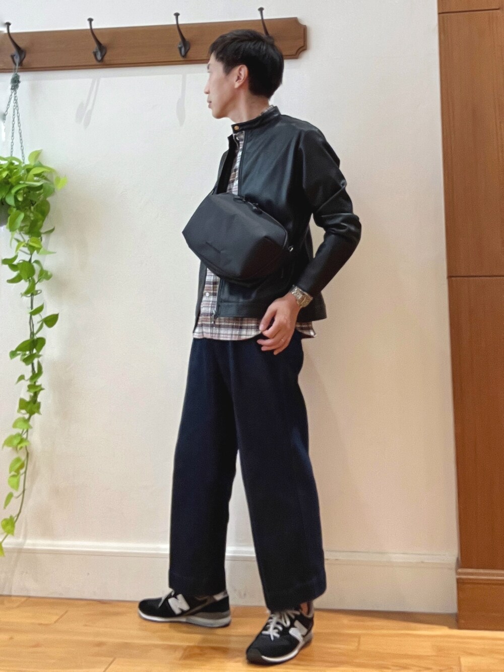 ブラック系のライダースジャケット、ブラック系のショルダーバッグ、グレー系のシャツ/ブラウスを着用したメンズの秋コーディネートの2枚目の写真