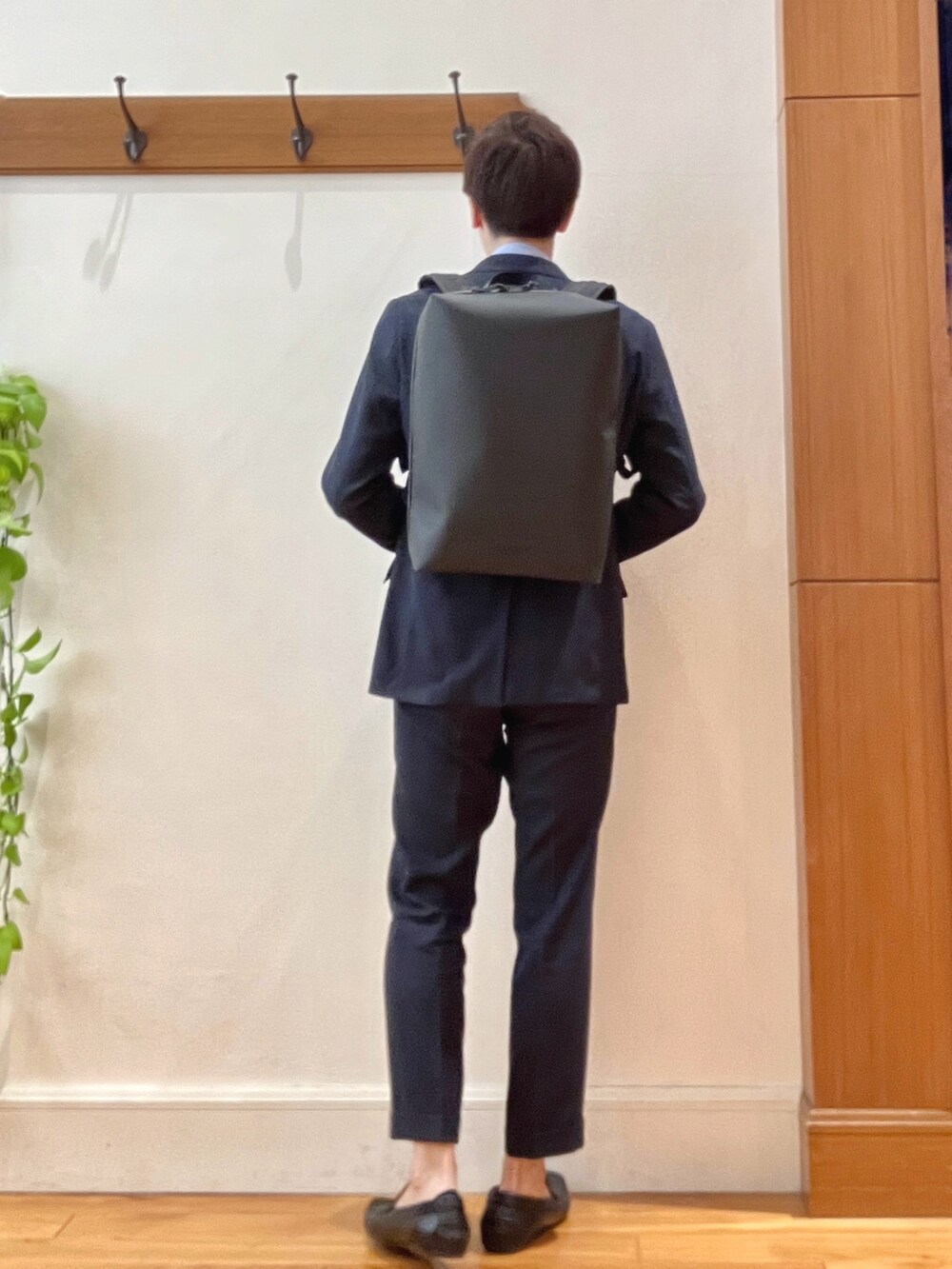 ブルー系のシャツ/ブラウス、ブラック系のバックパック/リュック、ブラック系のベルトを着用したメンズの春コーディネートの4枚目の写真