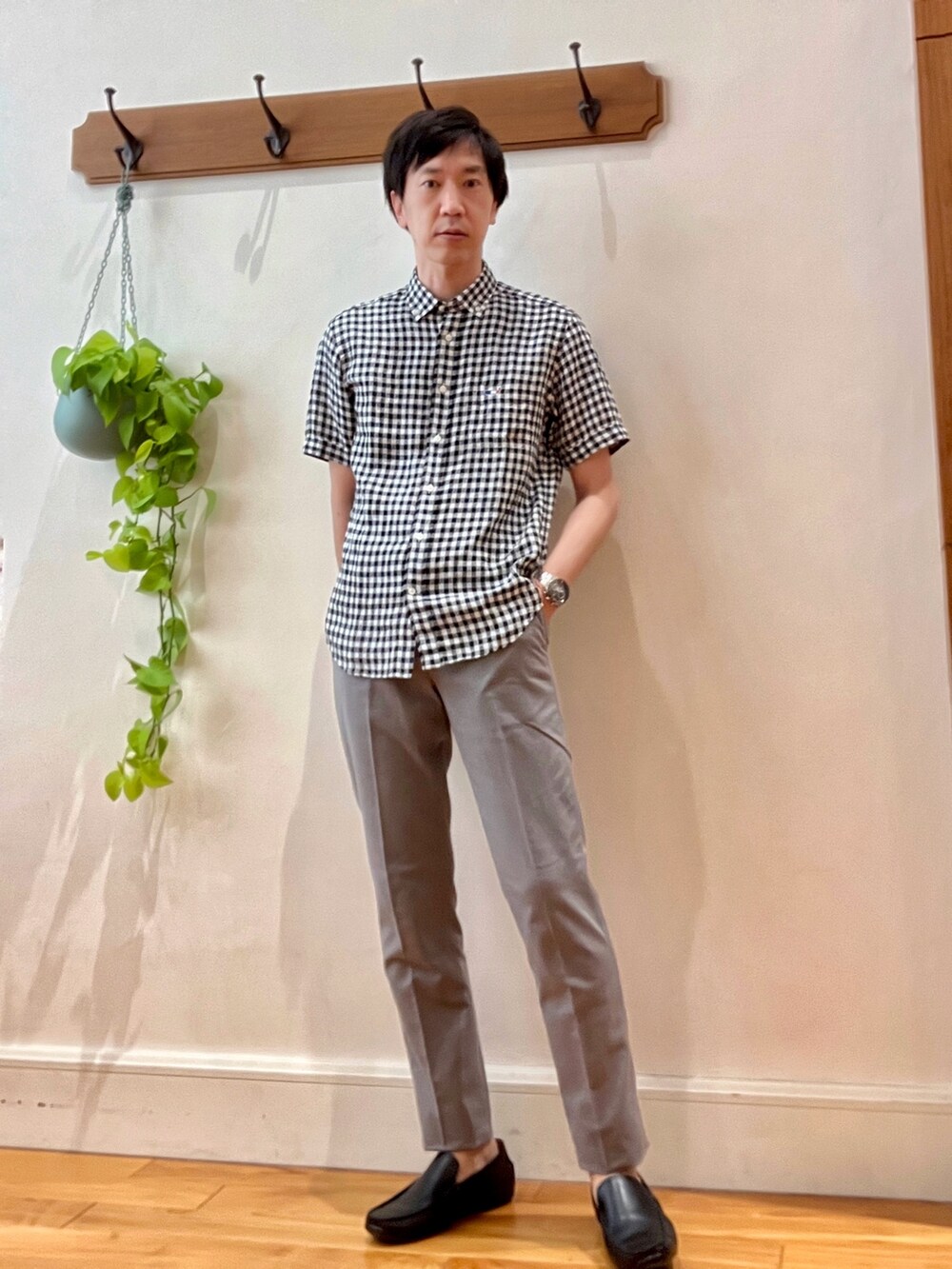 グレー系のその他パンツ、ブラック系のシャツ/ブラウスを着用したメンズの夏コーディネートの2枚目の写真