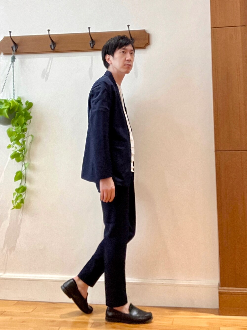 ブルー系のテーラードジャケット、ブルー系のその他パンツ、ホワイト系のTシャツ/カットソーを着用したメンズの春コーディネートの5枚目の写真