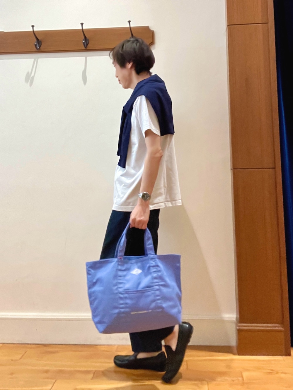 ブルー系のカーディガン/ボレロ、グレー系のTシャツ/カットソー、ブルー系のデニムパンツを着用したメンズの春コーディネートの3枚目の写真