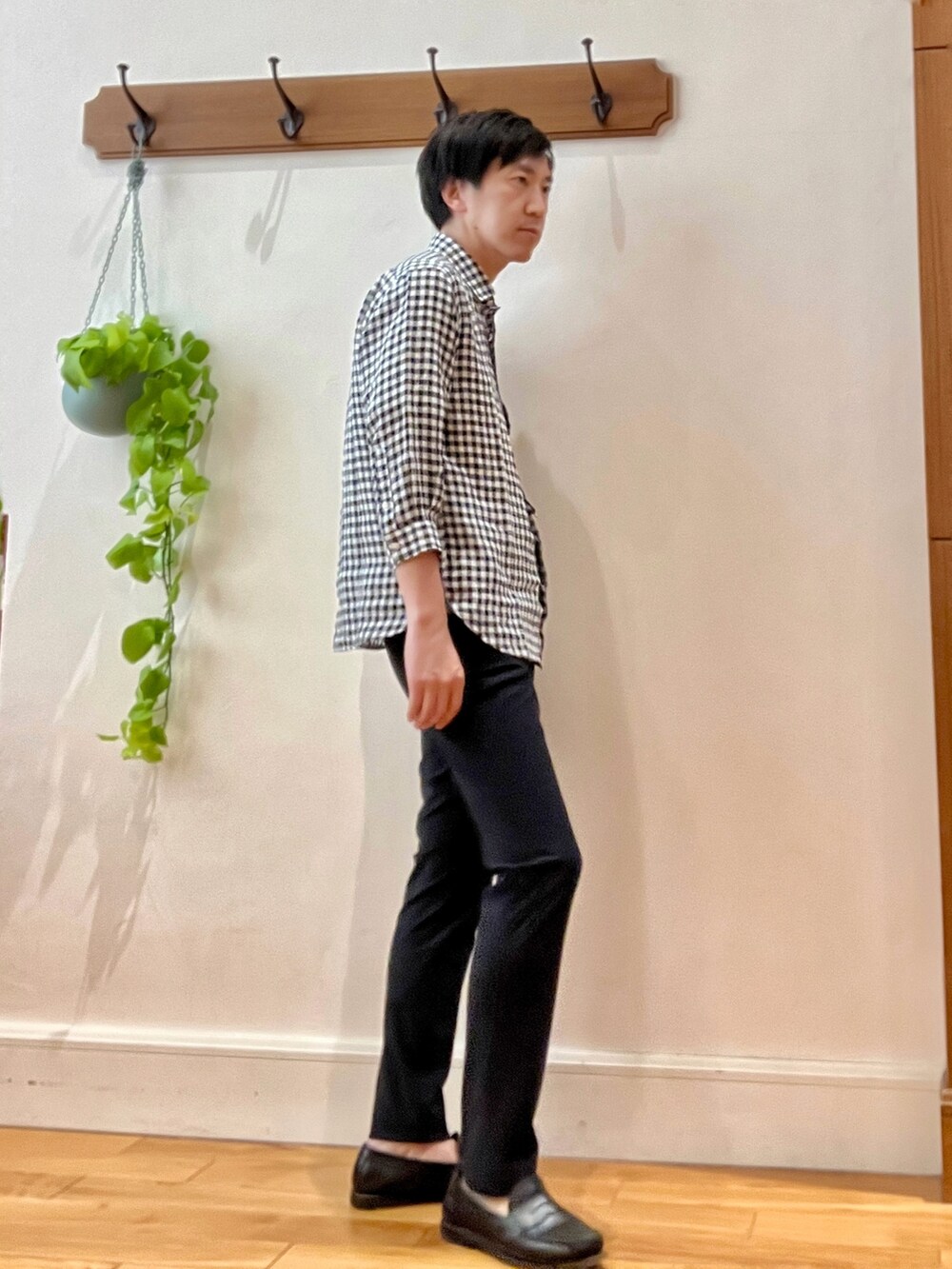 ブルー系のその他パンツ、ブラック系のシャツ/ブラウスを着用したメンズの春コーディネートの5枚目の写真