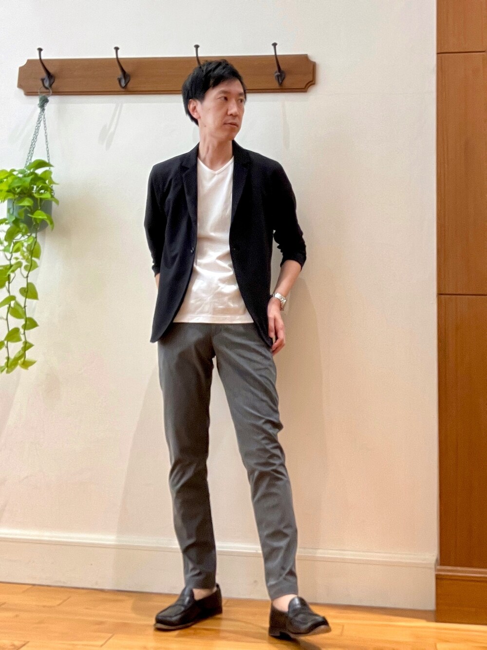 ブラック系のトートバッグ、グレー系のカーディガン/ボレロ、グレー系のその他パンツを着用したメンズの春コーディネートの8枚目の写真