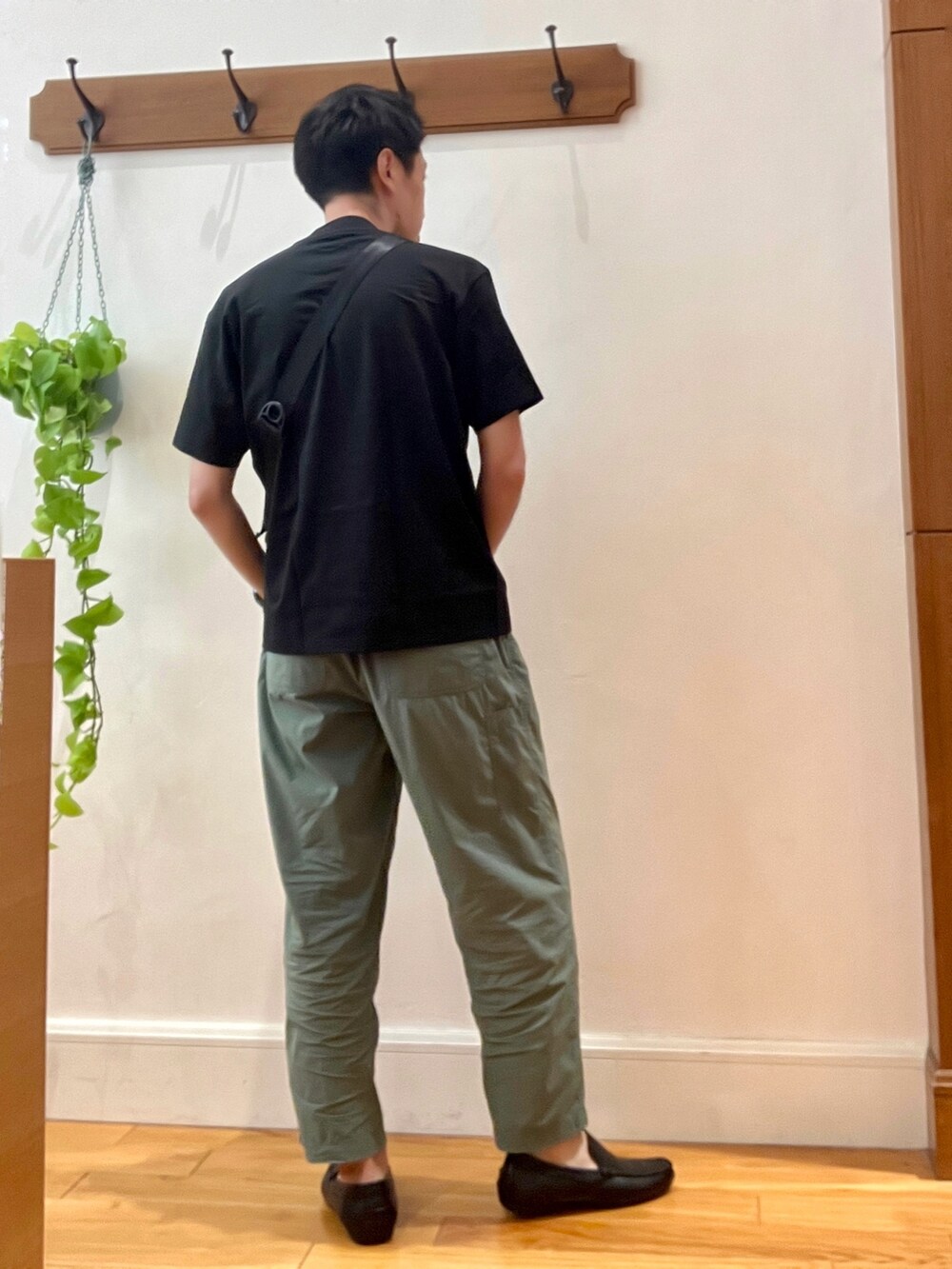 ブラック系のTシャツ/カットソー、グリーン系のショルダーバッグを着用したメンズの夏コーディネートの6枚目の写真