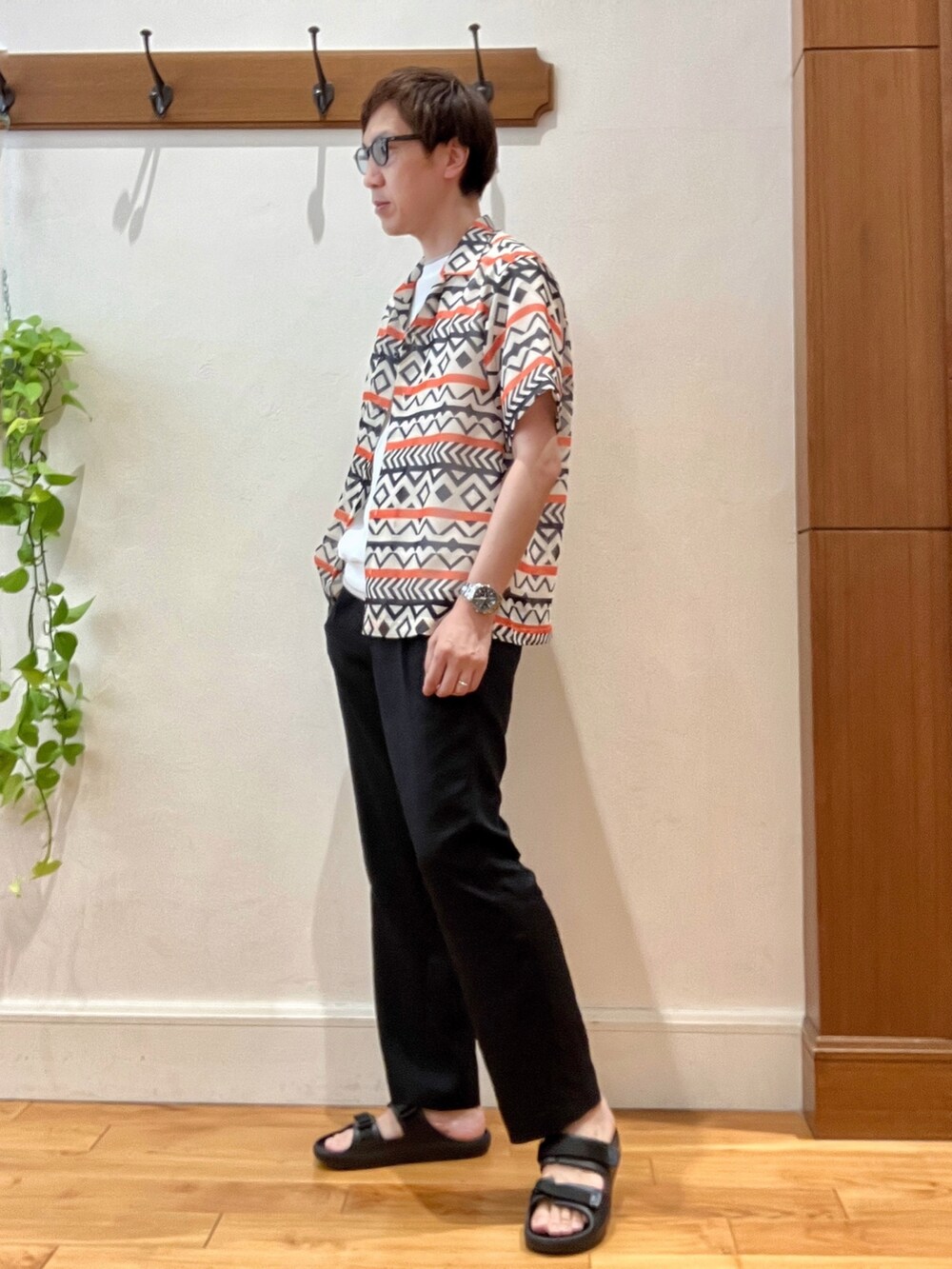 ブラック系のサンダル、ブラック系のその他パンツ、ホワイト系のTシャツ/カットソーを着用したメンズの夏コーディネートの2枚目の写真