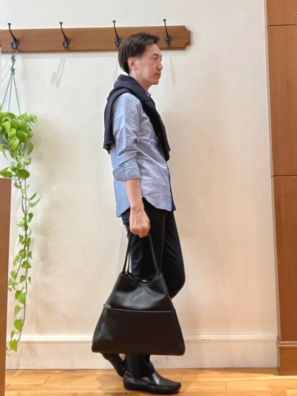ブルー系のカーディガン/ボレロ、ブラック系のトートバッグ、ブルー系のシャツ/ブラウスを着用したメンズの春コーディネートの6枚目の写真